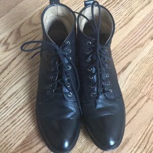 Frye Carson lace up boots in 8.5